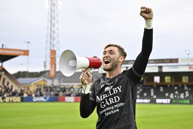 Sport Themen der Woche KW18 Sport Bilder des Tages HÄLLEVIK, SVERIGE 20250504 Mjällbys malvakt Noel Törnqvist jublar och tackar klacken efter segern i söndagens fotbollsmatch i allsvenskan mellan Mjällby AIF och IFK Göteborg pa Strandvallen i Hällevik. HÄLLEVIK SVERIGE x50090x *** HÄLLEVIK, SWEDEN 20250504 Mjällbys goalkeeper Noel Törnqvist cheers and thanks the crowd after the victory in Sundays football match in the Allsvenskan between Mjällby AIF and IFK Göteborg at Strandvallen in Hällevik HÄLLEVIK SWEDEN x50090x  Copyright: xJohanxNilsson TTx ALLSVENSKAN MJÄLLBY-IFK GÖTEBORG