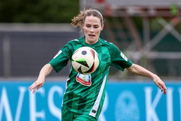 Reena Wichmann SV Werder Bremen, 6 on the ball, single image, full body, action, action scene, portrait, close-up, single photo, single image, THE DFB REGULATIONS PROHIBIT ANY USE OF PHOTOGRAPHS AS IMAGE SEQUENCES AND OR QUASI VIDEO , 04 05 2025, Bremen Germany , Football, Google Pixel Womens Bundesliga, SV Werder Bremen 1 FC Köln xobx