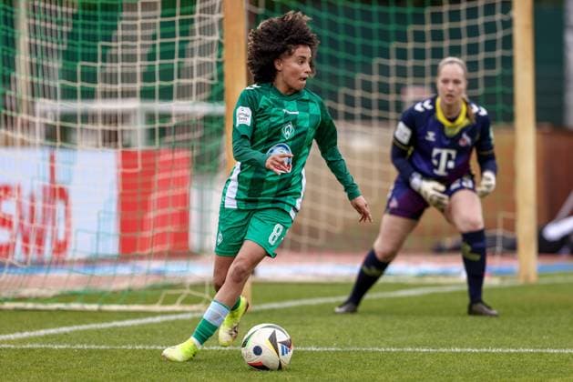 Amira Arfaoui SV Werder Bremen, 8 on the ball, single image, full body, action, action, match scene, THE DFB GUIDELINES PROHIBIT ANY USE OF PHOTOGRAPHS AS IMAGE SEQUENCES AND OR QUASI VIDEO DFB REGULATIONS PROHIBIT ANY USE OF PHOTOGRAPHS AS IMAGE SEQUENCES AND OR QUASI VIDEO , 04 05 2025, Bremen Germany , Soccer, Google Pixel Women Bundesliga, SV Werder Bremen 1 FC Köln xobx