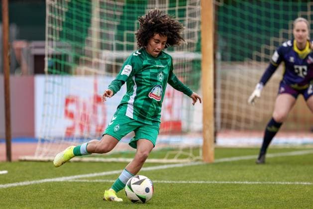 Amira Arfaoui SV Werder Bremen, 8 on the ball, single image, full body, action, action, match scene, THE DFB GUIDELINES PROHIBIT ANY USE OF PHOTOGRAPHS AS IMAGE SEQUENCES AND OR QUASI VIDEO DFB REGULATIONS PROHIBIT ANY USE OF PHOTOGRAPHS AS IMAGE SEQUENCES AND OR QUASI VIDEO , 04 05 2025, Bremen Germany , Soccer, Google Pixel Women Bundesliga, SV Werder Bremen 1 FC Köln xobx