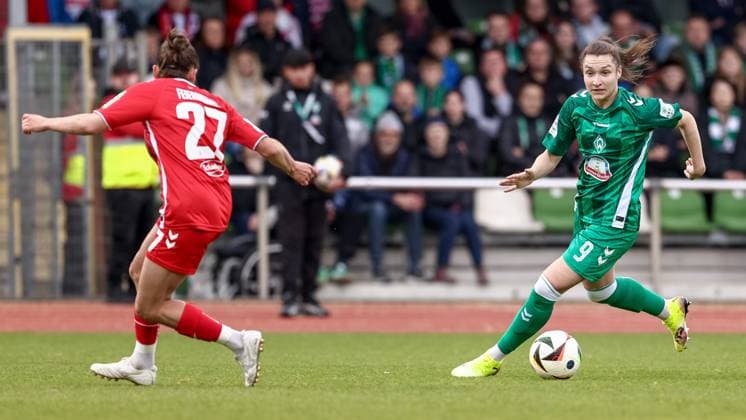 from left Laura Feiersinger 1 FC Köln, 27 and Sophie Weidauer SV Werder Bremen, 9 on the ball, single image, full body, action, action, match scene, THE DFB GUIDELINES PROHIBIT ANY USE OF PHOTOGRAPHS AS IMAGE SEQUENCES AND OR QUASI VIDEO DFB REGULATIONS PROHIBIT ANY USE OF PHOTOGRAPHS AS IMAGE SEQUENCES AND OR QUASI VIDEO , 04 05 2025, Bremen Germany , Football, Google Pixel Women Bundesliga, SV Werder Bremen 1 FC Köln xobx