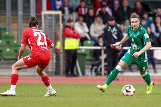 from left Laura Feiersinger 1 FC Köln, 27 and Sophie Weidauer SV Werder Bremen, 9 on the ball, single image, full body, action, action, match scene, THE DFB GUIDELINES PROHIBIT ANY USE OF PHOTOGRAPHS AS IMAGE SEQUENCES AND OR QUASI VIDEO DFB REGULATIONS PROHIBIT ANY USE OF PHOTOGRAPHS AS IMAGE SEQUENCES AND OR QUASI VIDEO , 04 05 2025, Bremen Germany , Football, Google Pixel Women Bundesliga, SV Werder Bremen 1 FC Köln xobx