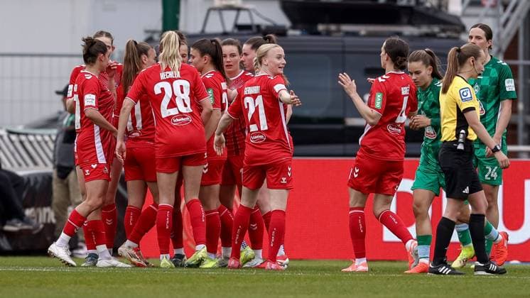 Players of 1 FC Köln with goal celebration, cheering, jubilant, optimistic, game scene, highlight, joy about the goal to 0 1, THE DFB REGULATIONS PROHIBIT ANY USE OF PHOTOGRAPHS AS IMAGE SEQUENCES AND OR QUASI VIDEO , 04 05 2025, Bremen Germany , Football, Google Pixel Womens Bundesliga, SV Werder Bremen 1 FC Köln xobx