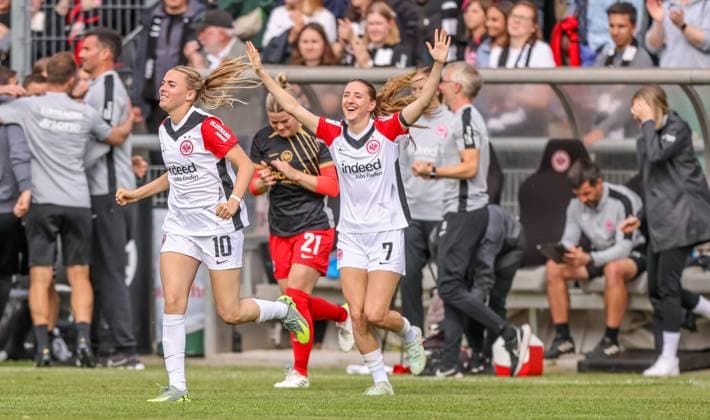 iGER, Frankfurt, Eintracht Frankfurt vs TSG Hoffenheim, Google Pixel Bundesliga, Fußball, DFB, Spielzeit 2024 2025, Stadion am Bretanobad, 21 Spieltag, im Bild v l Laura Freigang Eintracht Frankfurt Frauen 10 , Lara Prasnikar Eintracht Frankfurt Frauen 7 feiern nach dem Sieg gegen Hoffenheim DFB DFL REGULATIONS PROHIBIT ANY USE OF PHOTOGRAPHS AS IMAGE SEQUENCES AND OR QUASI VIDEO, 04 05 2025, Copyright: HMBxMedia HendrikxHamelau