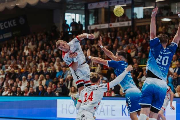 VfL Luebeck Schwartau vs TuS Ferndorf, Handball, 2 Bundesliga, 04 05 25 Marvin Mundus Nr 25, Tus Ferndorf vs Janik Schrader Nr 23, VfL Luebeck Schwartau VfL Luebeck Schwartau vs TuS Ferndorf, Handball, 2 Bundesliga, 04 05 25 Luebeck Hansehalle Schleswig Holstein Germany Copyright: xChristianxSchaffrathx xMedienwerkxLübeckx