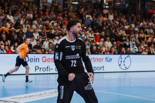 VfL Luebeck Schwartau vs TuS Ferndorf, Handball, 2 Bundesliga, 04 05 25 Can Adanir Nr 72, Tus Ferndorf cheers VfL Luebeck Schwartau vs TuS Ferndorf, Handball, 2 Bundesliga, 04 05 25 Luebeck Hansehalle Schleswig Holstein Germany Copyright: xChristianxSchaffrathx xMedienwerkxLübeckx