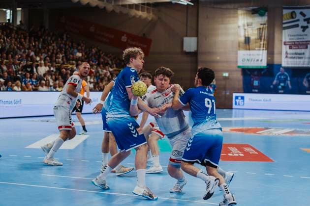 VfL Luebeck Schwartau vs TuS Ferndorf, Handball, 2 Bundesliga, 04 05 25 Mattis Michel Nr 17, Tus Ferndorf vs Thore Heinemann Nr 34, VfL Luebeck Schwartau and Nadav Cohen Nr 91, VfL Luebeck Schwartau VfL Luebeck Schwartau vs TuS Ferndorf, Handball, 2 Bundesliga, 04 05 25 Luebeck Hansehalle Schleswig Holstein Germany Copyright: xChristianxSchaffrathx xMedienwerkxLübeckx