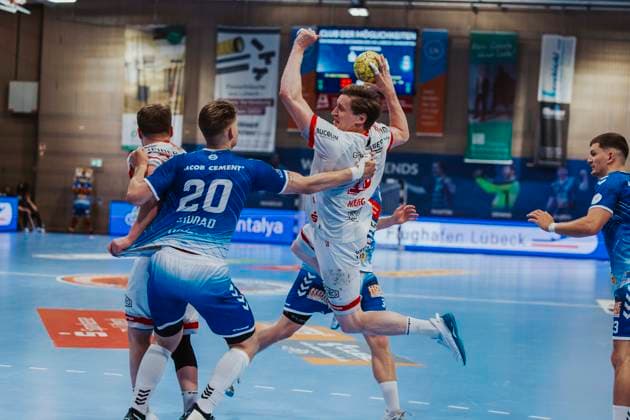 VfL Luebeck Schwartau vs TuS Ferndorf, Handball, 2 Bundesliga, 04 05 25 Daniel Hideg Nr 18, Tus Ferndorf vs Leon Ciudad Nr 20, VfL Luebeck Schwartau VfL Luebeck Schwartau vs TuS Ferndorf, Handball, 2 Bundesliga, 04 05 25 Luebeck Hansehalle Schleswig Holstein Germany Copyright: xChristianxSchaffrathx xMedienwerkxLübeckx