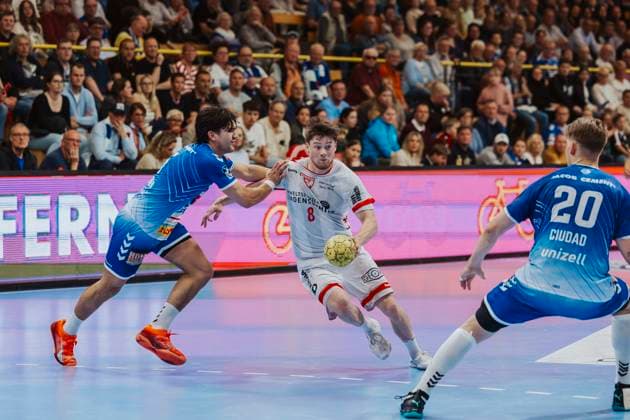 VfL Luebeck Schwartau vs TuS Ferndorf, Handball, 2 Bundesliga, 04 05 25 Julius Fanger Nr 8, Tus Ferndorf vs Kaj Geenen Nr 55, VfL Luebeck Schwartau VfL Luebeck Schwartau vs TuS Ferndorf, Handball, 2 Bundesliga, 04 05 25 Luebeck Hansehalle Schleswig Holstein Germany Copyright: xChristianxSchaffrathx xMedienwerkxLübeckx