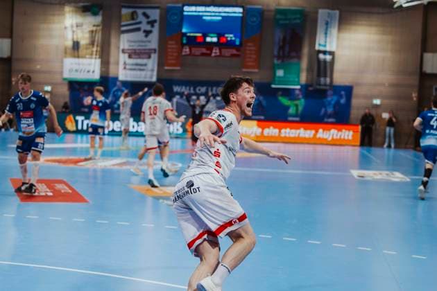 VfL Luebeck Schwartau vs TuS Ferndorf, Handball, 2 Bundesliga, 04 05 25 Julius Fanger Nr 8, Tus Ferndorf cheers VfL Luebeck Schwartau vs TuS Ferndorf, Handball, 2 Bundesliga, 04 05 25 Luebeck Hansehalle Schleswig Holstein Germany Copyright: xChristianxSchaffrathx xMedienwerkxLübeckx