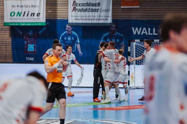 VfL Luebeck Schwartau vs TuS Ferndorf, Handball, 2 Bundesliga, 04 05 25 The Ferndorfer cheer after the away win VfL Luebeck Schwartau vs TuS Ferndorf, Handball, 2 Bundesliga, 04 05 25 Luebeck Hansehalle Schleswig Holstein Germany Copyright: xChristianxSchaffrathx xMedienwerkxLübeckx