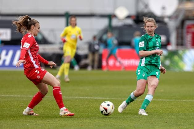 from left Alena Bienz 1 FC Köln, 11 and Kaylie Ronan SV Werder Bremen, 4 in a duel, dynamic, action, action, game scene, THE DFB GUIDELINES PROHIBIT ANY USE OF PHOTOGRAPHS AS IMAGE SEQUENCES AND OR QUASI VIDEO DFB REGULATIONS PROHIBIT ANY USE OF PHOTOGRAPHS AS IMAGE SEQUENCES AND OR QUASI VIDEO , 04 05 2025, Bremen Germany , Football, Google Pixel Women Bundesliga, SV Werder Bremen 1 FC Köln xobx