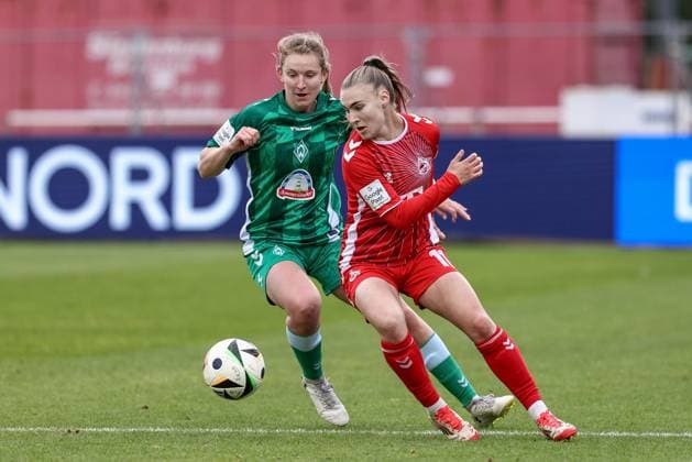 from left Kaylie Ronan SV Werder Bremen, 4 and Alena Bienz 1 FC Köln, 11 in a duel, dynamic, action, action, game scene, THE DFB GUIDELINES PROHIBIT ANY USE OF PHOTOGRAPHS AS IMAGE SEQUENCES AND OR QUASI VIDEO DFB REGULATIONS PROHIBIT ANY USE OF PHOTOGRAPHS AS IMAGE SEQUENCES AND OR QUASI VIDEO , 04 05 2025, Bremen Germany , Football, Google Pixel Women Bundesliga, SV Werder Bremen 1 FC Köln xobx