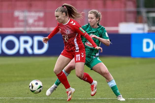 from left Alena Bienz 1 FC Köln, 11 and Kaylie Ronan SV Werder Bremen, 4 in a duel, dynamic, action, action, game scene, THE DFB GUIDELINES PROHIBIT ANY USE OF PHOTOGRAPHS AS IMAGE SEQUENCES AND OR QUASI VIDEO DFB REGULATIONS PROHIBIT ANY USE OF PHOTOGRAPHS AS IMAGE SEQUENCES AND OR QUASI VIDEO , 04 05 2025, Bremen Germany , Football, Google Pixel Women Bundesliga, SV Werder Bremen 1 FC Köln xobx