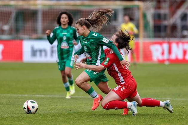 from left Tuana Mahmoud SV Werder Bremen, 10 and Amelie Bohnen 1 FC Köln, 15 in a duel, dynamic, action, action, game scene, THE DFB GUIDELINES PROHIBIT ANY USE OF PHOTOGRAPHS AS IMAGE SEQUENCES AND OR QUASI VIDEO DFB REGULATIONS PROHIBIT ANY USE OF PHOTOGRAPHS AS IMAGE SEQUENCES AND OR QUASI VIDEO , 04 05 2025, Bremen Germany , Football, Google Pixel Women Bundesliga, SV Werder Bremen 1 FC Köln xobx