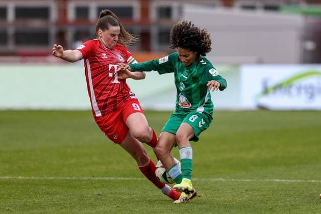 from left Adriana Achcinska 1 FC Köln, 9 and Amira Arfaoui SV Werder Bremen, 8 in a duel, dynamic, action, action, game scene, THE DFB REGULATIONS PROHIBIT ANY USE OF PHOTOGRAPHS AS IMAGE SEQUENCES AND OR QUASI VIDEO , 04 05 2025, Bremen Germany , Football, Google Pixel Womens Bundesliga, SV Werder Bremen 1 FC Köln xobx