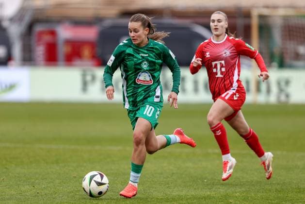 Tuana Mahmoud SV Werder Bremen, 10 on the ball, single image, full body, action, action, match scene, THE DFB GUIDELINES PROHIBIT ANY USE OF PHOTOGRAPHS AS IMAGE SEQUENCES AND OR QUASI VIDEO DFB REGULATIONS PROHIBIT ANY USE OF PHOTOGRAPHS AS IMAGE SEQUENCES AND OR QUASI VIDEO , 04 05 2025, Bremen Germany , Soccer, Google Pixel Women Bundesliga, SV Werder Bremen 1 FC Köln xobx
