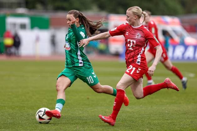 from left Tuana Mahmoud SV Werder Bremen, 10 and Anna Gerhardt 1 FC Köln, 21 in a duel, dynamic, action, action, game scene, THE DFB GUIDELINES PROHIBIT ANY USE OF PHOTOGRAPHS AS IMAGE SEQUENCES AND OR QUASI VIDEO DFB REGULATIONS PROHIBIT ANY USE OF PHOTOGRAPHS AS IMAGE SEQUENCES AND OR QUASI VIDEO , 04 05 2025, Bremen Germany , Football, Google Pixel Women Bundesliga, SV Werder Bremen 1 FC Köln xobx