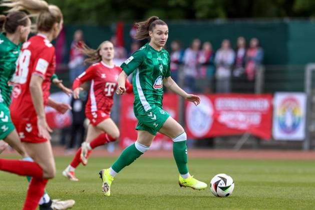 Sophie Weidauer SV Werder Bremen, 9 on the ball, single image, full body, action, action, match scene, THE DFB GUIDELINES PROHIBIT ANY USE OF PHOTOGRAPHS AS IMAGE SEQUENCES AND OR QUASI VIDEO DFB REGULATIONS PROHIBIT ANY USE OF PHOTOGRAPHS AS IMAGE SEQUENCES AND OR QUASI VIDEO , 04 05 2025, Bremen Germany , Soccer, Google Pixel Women Bundesliga, SV Werder Bremen 1 FC Köln xobx