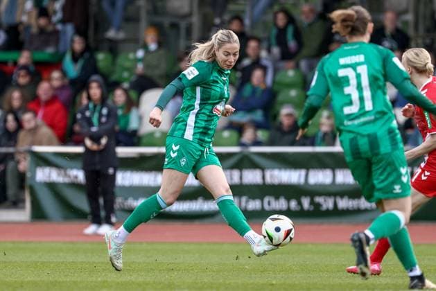 Sharon Beck SV Werder Bremen, 27 on the ball, single image, full body, action, action, match scene, THE DFB GUIDELINES PROHIBIT ANY USE OF PHOTOGRAPHS AS IMAGE SEQUENCES AND OR QUASI VIDEO DFB REGULATIONS PROHIBIT ANY USE OF PHOTOGRAPHS AS IMAGE SEQUENCES AND OR QUASI VIDEO , 04 05 2025, Bremen Germany , Soccer, Google Pixel Women Bundesliga, SV Werder Bremen 1 FC Köln xobx