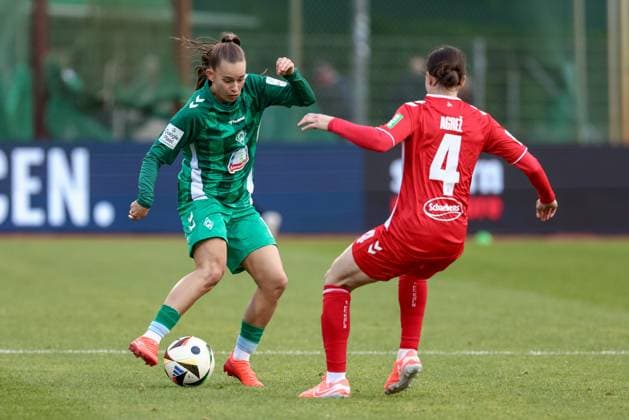 from left Tuana Mahmoud SV Werder Bremen, 10 and Sara Agrez 1 FC Köln, 4 in a duel, dynamic, action, action, game scene, THE DFB REGULATIONS PROHIBIT ANY USE OF PHOTOGRAPHS AS IMAGE SEQUENCES AND OR QUASI VIDEO , 04 05 2025, Bremen Germany , Football, Google Pixel Womens Bundesliga, SV Werder Bremen 1 FC Köln xobx