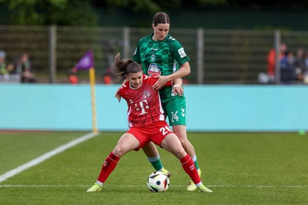 from left Martyna Wiankowska 1 FC Köln, 26 and Lara Schmidt SV Werder Bremen, 24 in a duel, dynamic, action, action, game scene, THE DFB GUIDELINES PROHIBIT ANY USE OF PHOTOGRAPHS AS IMAGE SEQUENCES AND OR QUASI VIDEO DFB REGULATIONS PROHIBIT ANY USE OF PHOTOGRAPHS AS IMAGE SEQUENCES AND OR QUASI VIDEO , 04 05 2025, Bremen Germany , Football, Google Pixel Women Bundesliga, SV Werder Bremen 1 FC Köln xobx