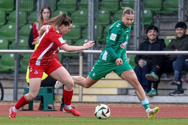from left Adriana Achcinska 1 FC Köln, 9 and Larissa Mühlhaus SV Werder Bremen, 7 in a duel, dynamic, action, action, game scene, THE DFB REGULATIONS PROHIBIT ANY USE OF PHOTOGRAPHS AS IMAGE SEQUENCES AND OR QUASI VIDEO , 04 05 2025, Bremen Germany , Football, Google Pixel Womens Bundesliga, SV Werder Bremen 1 FC Köln xobx