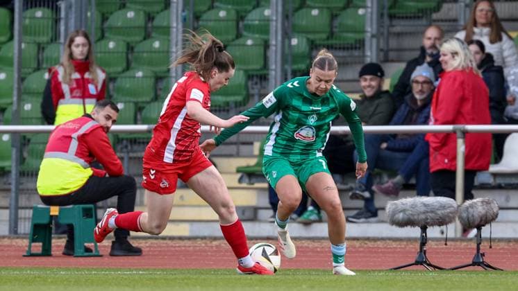 from left Adriana Achcinska 1 FC Köln, 9 and Larissa Mühlhaus SV Werder Bremen, 7 in a duel, dynamic, action, action, game scene, THE DFB REGULATIONS PROHIBIT ANY USE OF PHOTOGRAPHS AS IMAGE SEQUENCES AND OR QUASI VIDEO , 04 05 2025, Bremen Germany , Football, Google Pixel Womens Bundesliga, SV Werder Bremen 1 FC Köln xobx