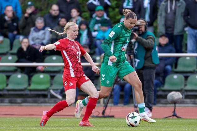 from left Anna Gerhardt 1 FC Köln, 21 and Larissa Mühlhaus SV Werder Bremen, 7 in a duel, dynamic, action, action, game scene, THE DFB REGULATIONS PROHIBIT ANY USE OF PHOTOGRAPHS AS IMAGE SEQUENCES AND OR QUASI VIDEO , 04 05 2025, Bremen Germany , Football, Google Pixel Womens Bundesliga, SV Werder Bremen 1 FC Köln xobx