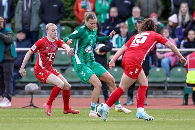 from left Anna Gerhardt 1 FC Köln, 21 , Larissa Mühlhaus SV Werder Bremen, 7 and Amelie Bohnen 1 FC Köln, 15 in duel, duel, dynamics, action, action scene, THE DFB REGULATIONS PROHIBIT ANY USE OF PHOTOGRAPHS AS IMAGE SEQUENCES AND OR QUASI VIDEO , 04 05 2025, Bremen Germany , Football, Google Pixel Womens Bundesliga, SV Werder Bremen 1 FC Köln xobx
