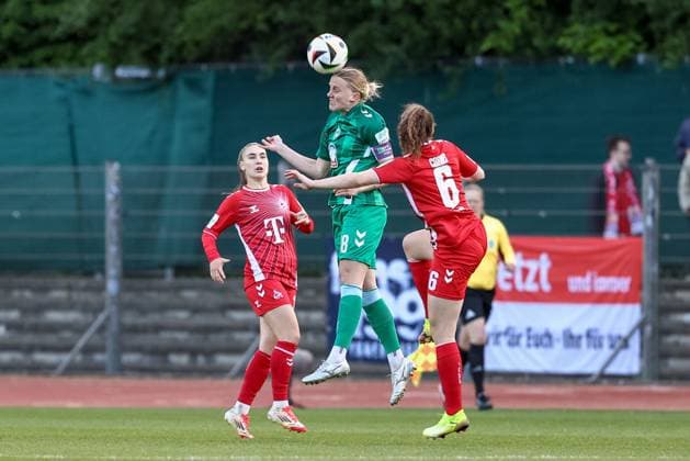 from left Lina Hausicke SV Werder Bremen, 18 and Lotta Cordes 1 FC Köln, 6 in header duel, header, duel, action, action, game scene, THE DFB REGULATIONS PROHIBIT ANY USE OF PHOTOGRAPHS AS IMAGE SEQUENCES AND OR QUASI VIDEO , 04 05 2025, Bremen Germany , Football, Google Pixel Womens Bundesliga, SV Werder Bremen 1 FC Köln xobx