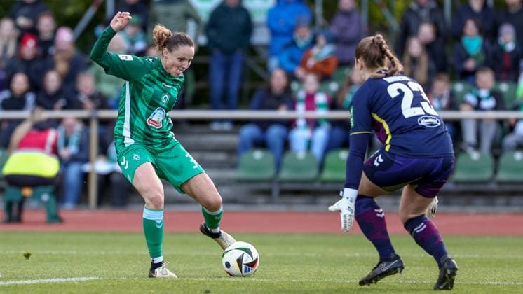 from left goal scorer Verena Wieder SV Werder Bremen, 31 scores the goal to 1 1, goal, highlight, goal success against Aurora Mikaelsen goalkeeper, goalkeeper, 1 FC Köln, 23 , THE DFB REGULATIONS PROHIBIT ANY USE OF PHOTOGRAPHS AS IMAGE SEQUENCES AND OR QUASI VIDEO , 04 05 2025, Bremen Germany , Football, Google Pixel Womens Bundesliga, SV Werder Bremen 1 FC Köln xobx