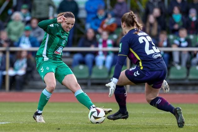 from left goal scorer Verena Wieder SV Werder Bremen, 31 scores the goal to 1 1, goal, highlight, goal success against Aurora Mikaelsen goalkeeper, goalkeeper, 1 FC Köln, 23 , THE DFB REGULATIONS PROHIBIT ANY USE OF PHOTOGRAPHS AS IMAGE SEQUENCES AND OR QUASI VIDEO , 04 05 2025, Bremen Germany , Football, Google Pixel Womens Bundesliga, SV Werder Bremen 1 FC Köln xobx