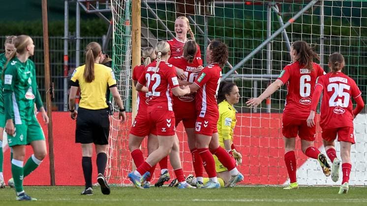Players of 1 FC Köln with goal celebration, cheering, jubilant, optimistic, game scene, highlight, joy about the goal to 1 2, THE DFB REGULATIONS PROHIBIT ANY USE OF PHOTOGRAPHS AS IMAGE SEQUENCES AND OR QUASI VIDEO , 04 05 2025, Bremen Germany , Football, Google Pixel Womens Bundesliga, SV Werder Bremen 1 FC Köln xobx