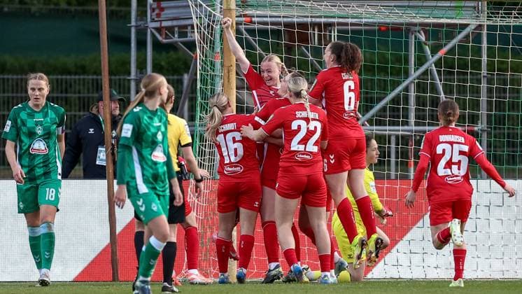 Players of 1 FC Köln with goal celebration, cheering, jubilant, optimistic, game scene, highlight, joy about the goal to 1 2, THE DFB REGULATIONS PROHIBIT ANY USE OF PHOTOGRAPHS AS IMAGE SEQUENCES AND OR QUASI VIDEO , 04 05 2025, Bremen Germany , Football, Google Pixel Womens Bundesliga, SV Werder Bremen 1 FC Köln xobx