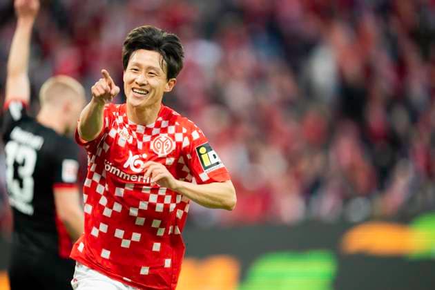 Sport Themen der Woche KW18 Sport Bilder des Tages Bundesliga Matchday MD32 Mainzs vs Eintracht Frankfurt Jae-sung Lee of 1. FSV Mainz 05 celebrates after scoring during the Bundesliga Matchday 32 match between 1. FSV Mainz 05 and Eintracht Frankfurt at the Mewa Arena in Mainz, Germany, on May 4, 2025. Copyright: xTaiseixIwamotox