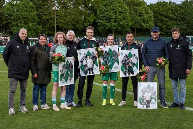 from left Klaus Filbry Chairman of the Management Board, SV Werder Bremen , Dr Hubertus Hess Grunewald Chairman of the Supervisory Board and President, SV Werder Bremen , Lena Dahms SV Werder Bremen, 37 , Birte Brüggemann Head of Womens and Girls Football, SV Werder Bremen , Lucas Horsch Co Trainer, SV Werder Bremen , Sophie Weidauer SV Werder Bremen, 9 , Bao Nguyen Athletic Trainer, SV Werder Bremen , Thomas Horsch Trainer, Head Coach, SV Werder Bremen and Clemens Fritz Managing Director of Professional Sports, SV Werder Bremen at the farewell ceremony, THE DFB REGULATIONS PROHIBIT ANY USE OF PHOTOGRAPHS AS IMAGE SEQUENCES AND OR QUASI VIDEO , 04 05 2025, Bremen Germany , Football, Google Pixel Womens Bundesliga, SV Werder Bremen 1 FC Köln xobx