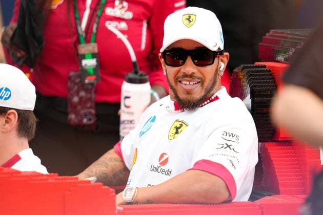MOTORI - Formula 1 - Crypto.com Miami Grand Prix 2025 - Race Lewis Hamilton (GBR), Ferrari, 44 sits behind Charles Leclerc (MON), Ferrari, 16 in a Lego Ferarri for the driver parade Miami  Copyright: xIPAxSport ABACAx