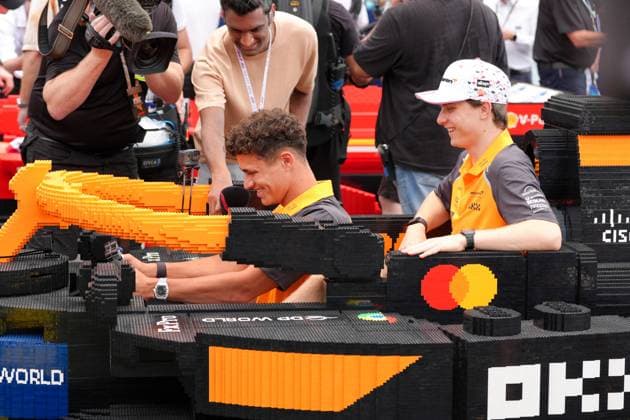 MOTORI - Formula 1 - Crypto.com Miami Grand Prix 2025 - Race Lando Norris (GBR), McLaren, 4 and Oscar Piastri (AUS), McLaren, 81 in a Lego McLaren for the drivers parade Miami  Copyright: xIPAxSport ABACAx