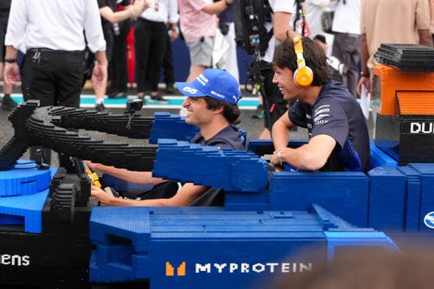 MOTORI - Formula 1 - Crypto.com Miami Grand Prix 2025 - Race Carlos Sainz (ESP), Williams, 55 drives a Lego racing car during the drivers parade Miami  Copyright: xIPAxSport ABACAx