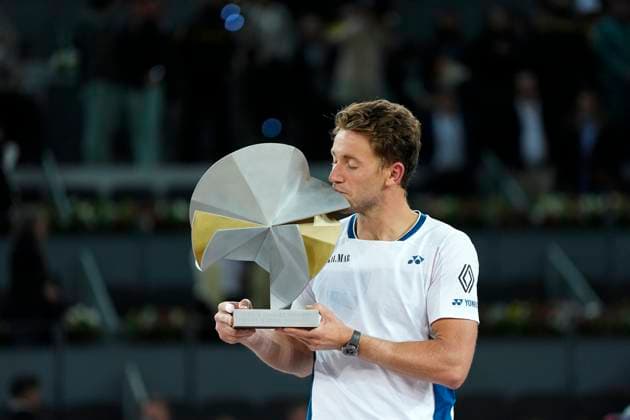 May 4, 2025, Madrid, Madrid, Spain: Casper Ruud of Norway celebrates with the champion trophy after winning against Jack Draper of Great Britain during the Men Singles Final of Mutua Madrid Open 2025 - ATP, Tennis Herren Masters 1000 celebrated at Caja Magica on May 04, 2025 in Madrid, Spain. Madrid Spain - ZUMAa181 20250504_zaa_a181_276 Copyright: xOscarxJ.xBarrosox