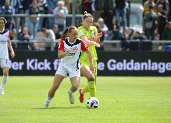 04 05 2025, xgrfx, Soccer Google Pixel Women Bundesliga, Eintracht Frankfurt TSG Hoffenheim v l Lisanne Gräwe Eintracht Frankfurt , Melissa Kössler TSG Hoffenheim DFL DFB REGULATIONS PROHIBIT ANY USE OF PHOTOGRAPHS as IMAGE SEQUENCES and or QUASI VIDEO Frankfurt am Main