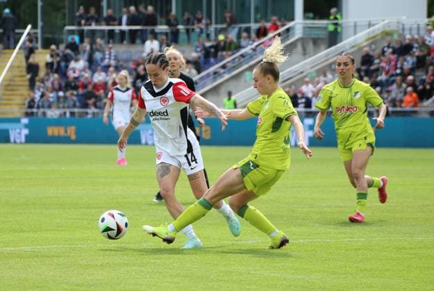 04 05 2025, xgrfx, Soccer Google Pixel Women Bundesliga, Eintracht Frankfurt TSG Hoffenheim v l Geraldine Reuteler Eintracht Frankfurt , Vanessa Diehm TSG Hoffenheim DFL DFB REGULATIONS PROHIBIT ANY USE OF PHOTOGRAPHS as IMAGE SEQUENCES and or QUASI VIDEO Frankfurt am Main
