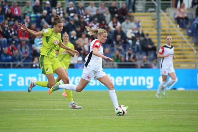 04 05 2025, xgrfx, Soccer Google Pixel Women Bundesliga, Eintracht Frankfurt TSG Hoffenheim v l Dominika Grabowska TSG Hoffenheim , Laura Freigang Eintracht Frankfurt DFL DFB REGULATIONS PROHIBIT ANY USE OF PHOTOGRAPHS as IMAGE SEQUENCES and or QUASI VIDEO Frankfurt am Main