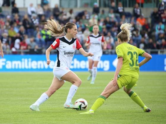 04 05 2025, xgrfx, Soccer Google Pixel Women Bundesliga, Eintracht Frankfurt TSG Hoffenheim v l Lara Prasnikar Eintracht Frankfurt , Vanessa Diehm TSG Hoffenheim DFL DFB REGULATIONS PROHIBIT ANY USE OF PHOTOGRAPHS as IMAGE SEQUENCES and or QUASI VIDEO Frankfurt am Main