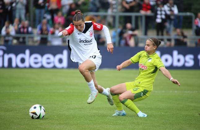 04 05 2025, xgrfx, Soccer Google Pixel Women Bundesliga, Eintracht Frankfurt TSG Hoffenheim v l Carlotta Wamser Eintracht Frankfurt , Dominika Grabowska Eintracht Frankfurt DFL DFB REGULATIONS PROHIBIT ANY USE OF PHOTOGRAPHS as IMAGE SEQUENCES and or QUASI VIDEO Frankfurt am Main