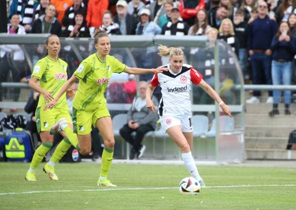 04 05 2025, xgrfx, Soccer Google Pixel Women Bundesliga, Eintracht Frankfurt TSG Hoffenheim v l Franziska Harsch TSG Hoffenheim , Laura Freigang Eintracht Frankfurt DFL DFB REGULATIONS PROHIBIT ANY USE OF PHOTOGRAPHS as IMAGE SEQUENCES and or QUASI VIDEO Frankfurt am Main