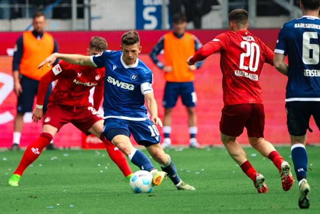 04 05 2025, Football, Men, 2 Bundesliga, Season 2024 2025, Karlsruher SC 1 FC Kaiserslautern, Tobias Raschl 1 FC Kaiserslautern , Marvin Wanitzek Karlsruher SC Karlsruhe BBBank Wildpark Baden Württemberg Germany EN Copyright: xSebastianxBachx