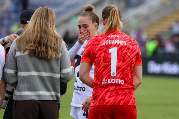 Frankfurt, Germany 04 May 2025 1 BL Women 2024 2025 Eintracht Frankfurt vs TSG Hoffenheim In the picture from left the second Sophia Kleinherne dissolved and sad because of the farewell from the players who are leaving Eintracht Frankfurt for the new season DFB regulations prohibit any use of photographs as image sequences and or quasi video Stadion am Brentanobad Hessen Copyright: xFotostandx xFantinix