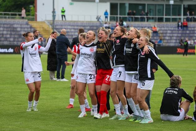 Frankfurt, Germany 04 May 2025 1 BL Women 2024 2025 Eintracht Frankfurt vs TSG Hoffenheim In the picture The Eintracht Frankfurt players thank their fans after the victory against TSG Hoffenheim DFB regulations prohibit any use of photographs as image sequences and or quasi video Stadion am Brentanobad Hessen Copyright: xFotostandx xFantinix